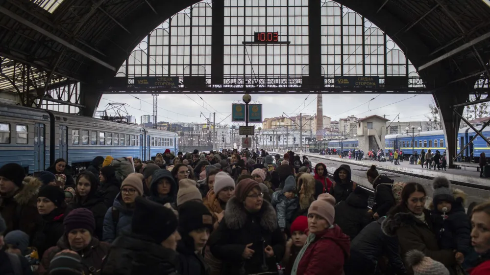 - UKRAJINA - Lviv - begunci, policija, vojska - železni&scaron;ka postaja - 07.03.2022 - Vojna v Ukrajini - voja&scaron;ka agresija Rusije na Ukrajino &ndash; //FOTO: Jaka Gasar