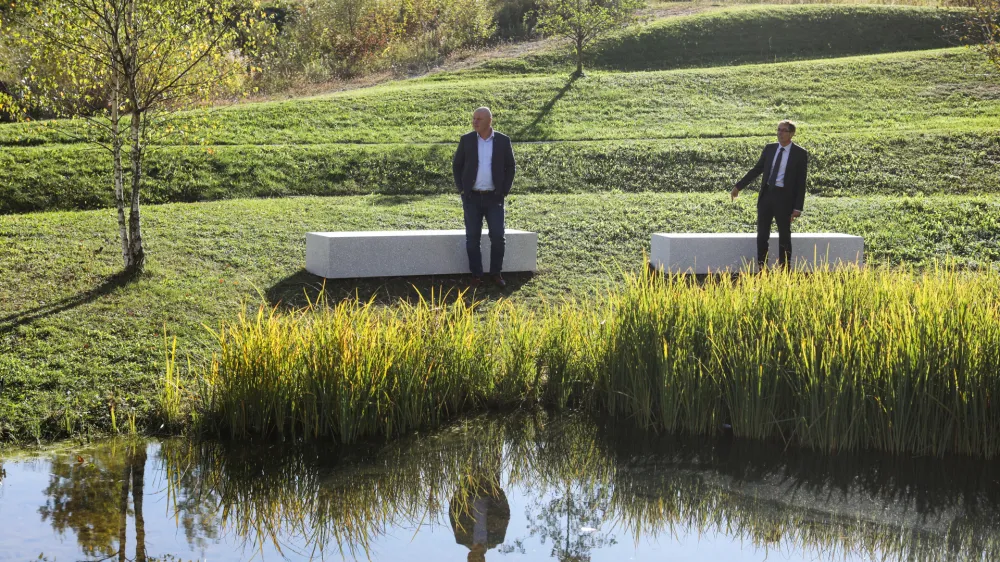 klopi s spominskimi plo&scaron;čami dosedanjih zlatih gazel - <br><br><br><br><br><br><br><br>- 13.10.2021 &ndash; Tehnolo&scaron;ki park Ljubljana &ndash; Park Gazel - odkritje digitalnega obeležja ob 20-letnici Gazele - družba Dnevnik je postavila digitalno obeležje pred Tehnolo&scaron;kim parkom Ljubljana kot poklon 19 zlatim gazelam &ndash; hitrorastoča podjetja, ki so prestižno lovoriko prejela v letih 2001&ndash;2019.<br>