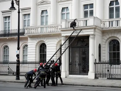 A protestor tries to push away a ladder being used by police officers as they attempt to enter a building next to the mansion reportedly belonging to Russian billionaire Oleg Deripaska, who was placed on Britain's sanctions list last week, as squatters occupy it, in Belgravia, London, Britain, March 14, 2022. REUTERS/Peter Nicholls   TPX IMAGES OF THE DAY