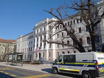 Že drugič v enem tednu so okoli ljubljanskega okrožnega sodi&scaron;ča namestili policijski trak.