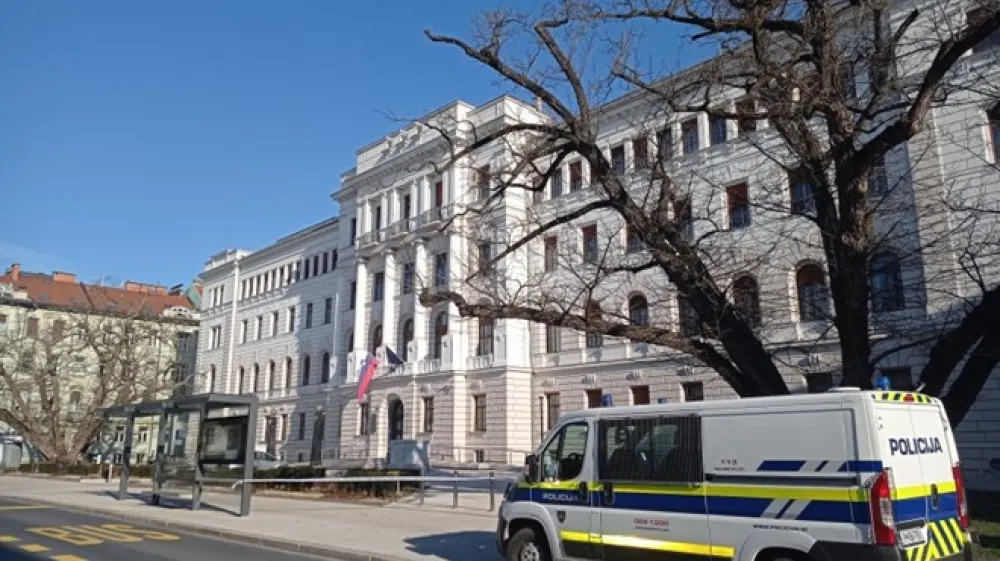 Že drugič v enem tednu so okoli ljubljanskega okrožnega sodi&scaron;ča namestili policijski trak.