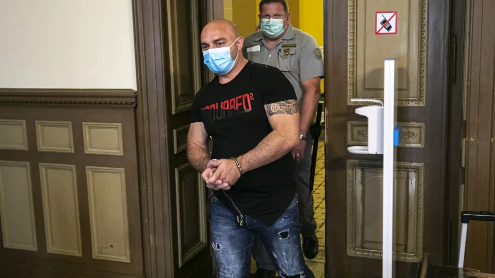 Kdo ve, če bo slovensko sodstvo &scaron;e kdaj videlo Hajzerja Muzliukaja, obtoženega zlorabe prostitucije. F Matjaž Ru&scaron;t R