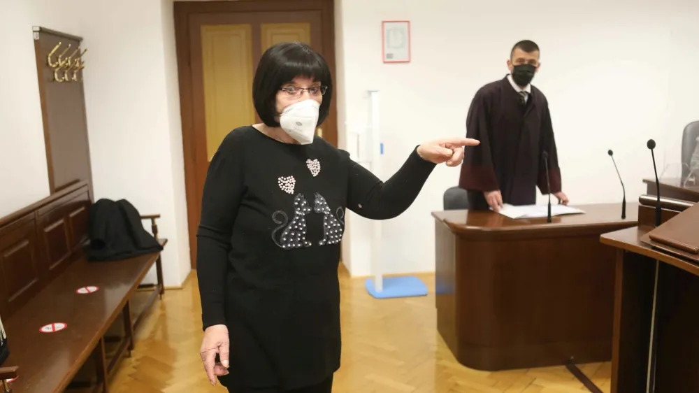 Svetlana Makarovič od Svetlane Slap&scaron;ak zahteva opravičilo zaradi izjave o mačkah, pa tudi financiranje tone mačje hrane za brezdomne kosmatinke.

&nbsp;