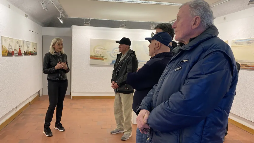 Obiskovalci odprtega ateljeja Likovnega dru&scaron;tva Kranj so z zanimanjem prisluhnili, kako nastajajo dela kranjske slikarke Klementine Golija.