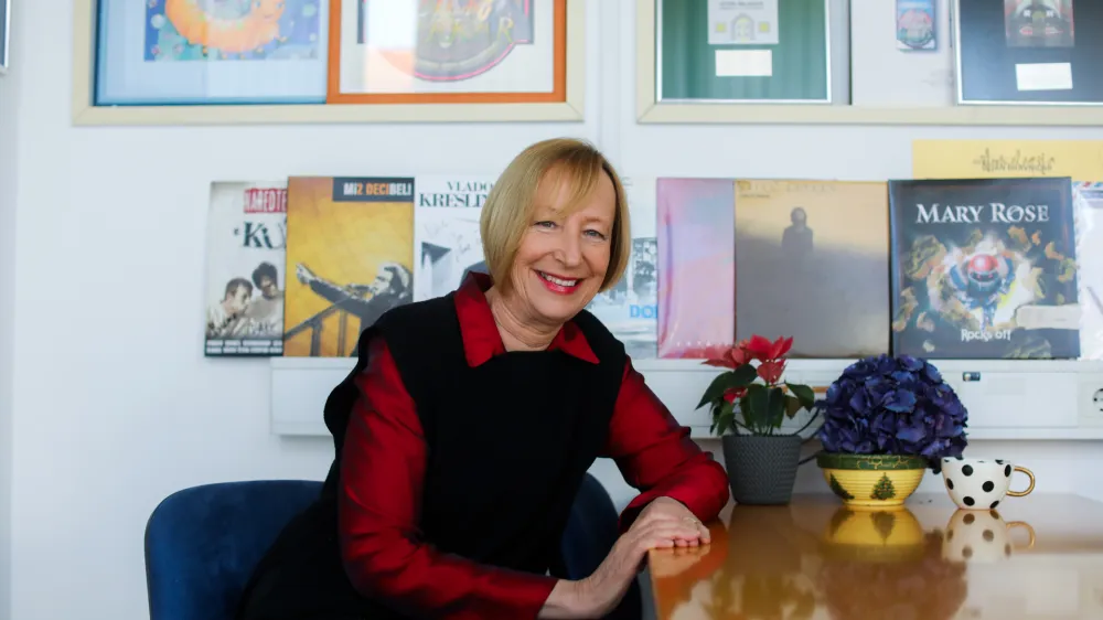 Muzikologinja Mojca Menart je bila kot vodja založni&scaron;ke dejavnosti pri ZKP RTV Slovenija pobudnica izdajanja zvočnih knjig pri njih.&nbsp;