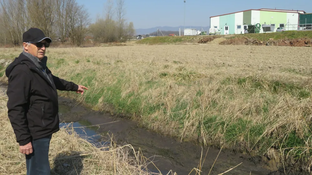 &raquo;Že lani smo začeli opažati, da se v kanalu, tik ob sprehajalni poti po nasipu, nabira blato, ki močno zaudarja,&laquo; pravi Stanko Savnik, predsednik Brodarsko turističnega dru&scaron;tva Mostec. V ozadju breži&scaron;ka čistilna naprava.&nbsp;