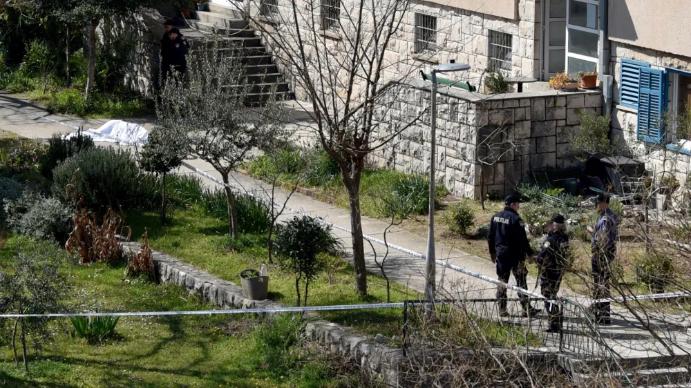 Pred stanovanjskim blokom je umorjen obležal komaj 15-letni fant. F Pixsell