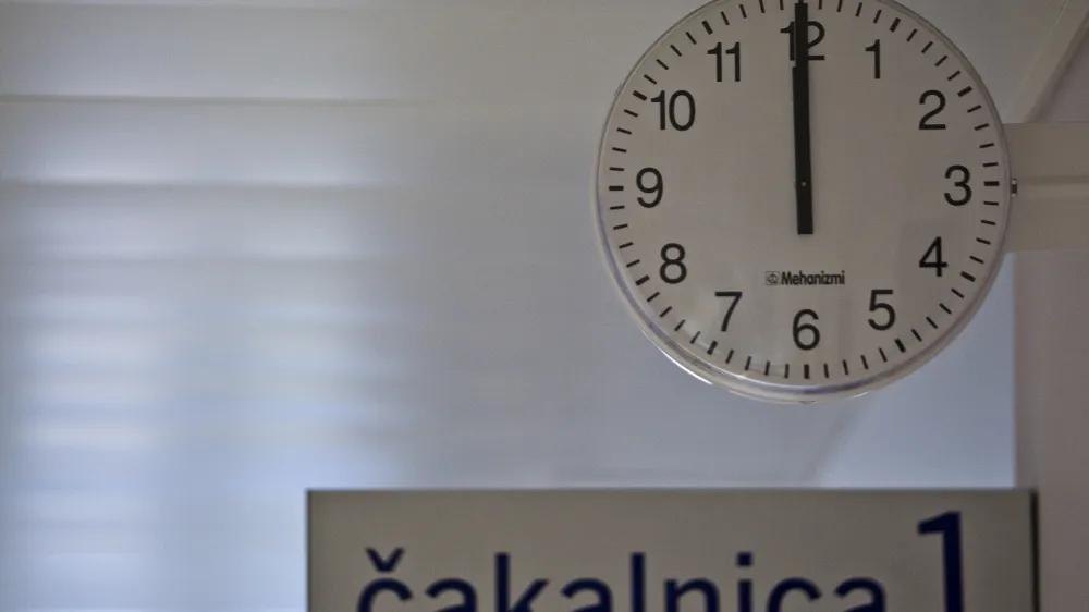 Prvi pregledi so osnovni pogoj za diagnozo in začetek zdravljenja, a &scaron;tevilni bolniki že na tej točki čakajo nedopustno dolgo.

&nbsp;