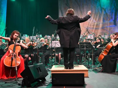 90-članski simfonični orkester Glasbene &scaron;ole Marjana Kozine velja za enega pomembnej&scaron;ih amaterskih sestavov te vrste v Sloveniji. F Robert Kokol, arhiv Mestne občine Novo mesto 