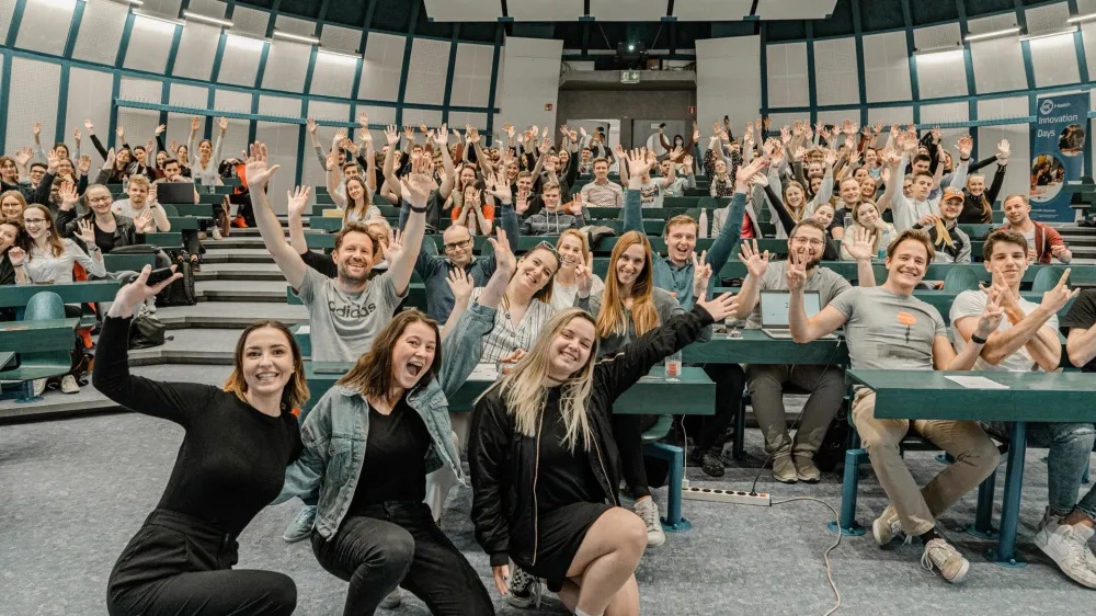 Startup vikend je tokrat služil kot odlična priložnost za delo na realnih primerih in za morda prvo praktično izku&scaron;njo povezovanja mladih s predstavniki večjih slovenskih podjetij. (Foto: Neža Lajevec)