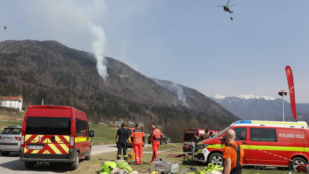 ga&scaron;enje &ndash;&nbsp;gasilci -helikopter slovenske vojske &nbsp;- 29.03.2022 &ndash; Preddvor &ndash; obsežen&nbsp;požar&nbsp;na pobočju Poto&scaron;ke gore nad Preddvorom v smeri izletni&scaron;ke točke Baba nad krajem Potoče&nbsp;//FOTO: Bojan Velikonja