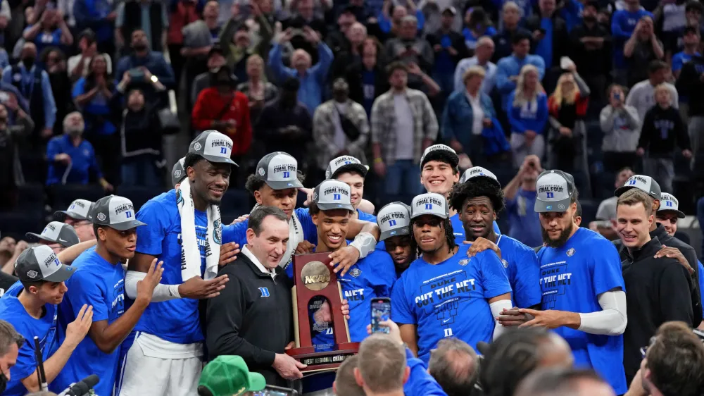 Ko&scaron;arkarji univerze Duke so v finalu Zahodne konference NCAA premagali Arkansas in se uvrstili na finalni turnir, ki se začne jutri v New Orleansu, s tem pa so na najlep&scaron;i možni način nagradili trenerja Mika Krzyzewskega (v sredini), ki po 42 letih vodenja te univerzitetne ekipe po Final Fouru dokončno odhaja v trenerski pokoj kot eden najbolj uspe&scaron;nih ko&scaron;arkarskih trenerjev vseh časov.
