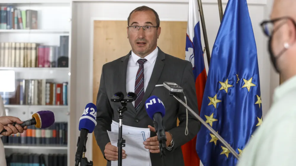 Generalni državni tožilec Drago &Scaron;keta ustavnemu sodi&scaron;ču predlaga, da njegovo pobudo obravnava absolutno prednostno.
&nbsp;