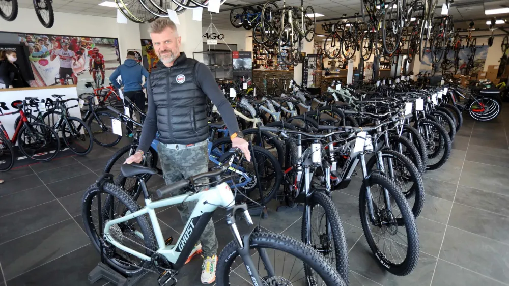 - 08.03.2022 - Dejan Poenel, gorski turni kolesar - vodja kolesarske trgovine eBike Store A2U na Traki cesti 133 v Ljubljani <br><br>//FOTO: Toma Skale <br>