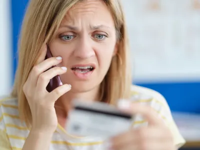 Surprised upset woman talking on mobile phone and holding bank card. Economic crisis during covid-19 pandemic concept / Foto: MEGAFLOPP