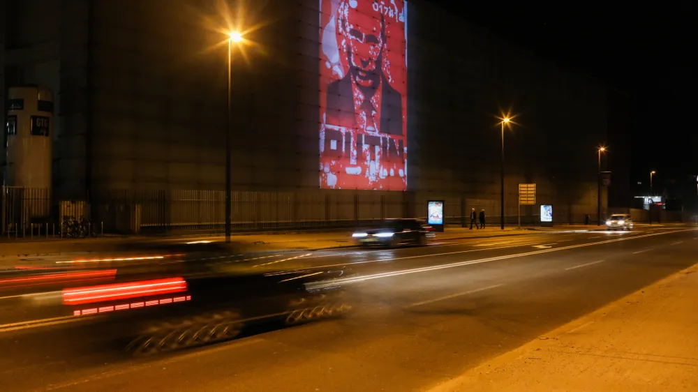 04.04.2022.- Portret Vladimirja Putina napolnjen s krvjo ukrajinskih borcev projeciran na stavbi Pivovarne Union, v centru Ljubljane. Projekt, ki nastaja v sodelovanju s Fotopubom, predstavlja umetni&scaron;ko delo v franciji živečega ruskega umetnika Andreja Molodkina. Umetnikovi prijatelji so za projekt svojo kri darovali, preden so se vrnili v Ukrajino, kjer se borijo za svojo državo.//FOTO: Bojan Velikonja