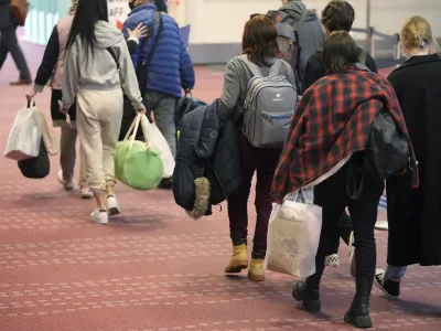 Med ukrajinskimi begunci prevladujejo ženske. Največ zanimanjan za njihovo zaposlitev je v gostinstvu in turizmu. F AP