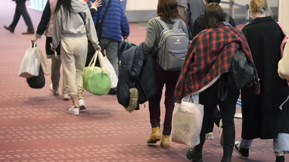 Med ukrajinskimi begunci prevladujejo ženske. Največ zanimanjan za njihovo zaposlitev je v gostinstvu in turizmu. F AP