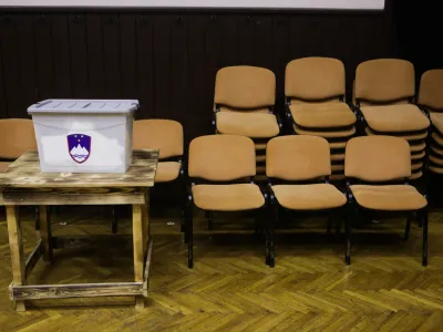 simbolična fotografija, volitve, volilna skrinjica in stoli, boj za sedee v parlamentu- voliče Dobrova- 13.07.2014 - Parlamnetarne volitve 2014 - osme dravnozborske volitve v Republiki Sloveniji -      //FOTO: Bojan Velikonja