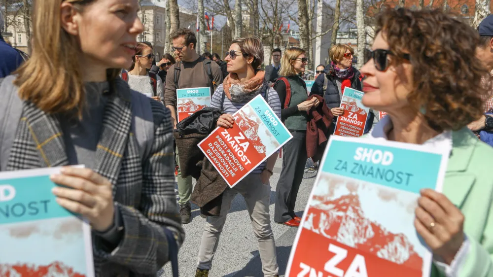 - 06.04.2022 - Shod za znanost v organizaciji rektorske konference in Koordinacije samostojnih raziskovalnih in&scaron;titutov Slovenije (KOsRIS)na Kongresnem trgu //FOTO: Luka Cjuha
