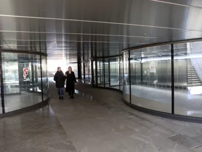 Prenovljena lokala v Plečnikovem podhodu bosta &scaron;e nekaj časa brez najemnikov, saj na občinski razpis za oddajo prostorov v najem ni bilo odziva. Foto: Tomaž Skale