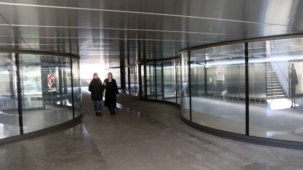 Prenovljena lokala v Plečnikovem podhodu bosta &scaron;e nekaj časa brez najemnikov, saj na občinski razpis za oddajo prostorov v najem ni bilo odziva. Foto: Tomaž Skale