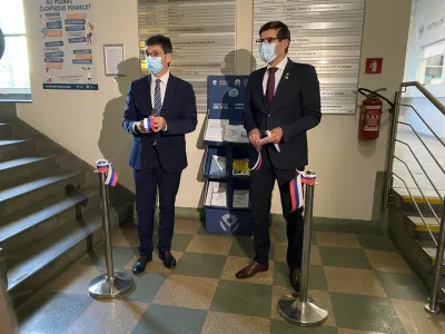 Varuh človekovih pravic Peter Svetina (levo) in župan MO Kranj Matjaž Rakovec (desno) sta v Kranju odprla prvi Varuhov kotiček z informacijami o možnostih za pomoč varuha. 