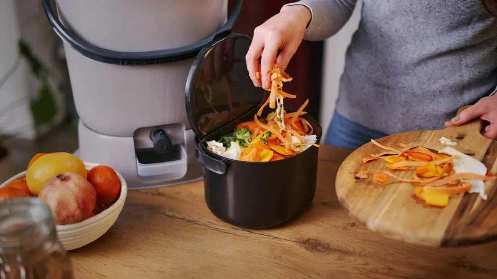 S spremljanjem vsebin, ki jih ponuja Bokashi akademija, boste izvedeli, kako v krogu ravnanja z odpadki pravilno uporabljati re&scaron;itve, kot sta dnevna posodica za organske odpadke organko daily in kompostnik bokashi organko. (Foto: Jan Pirnat)