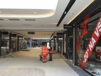 - 06.04.2022 - Nakupovalni center Supernova Ljubljana Rudnik &ndash; otvoritev novega raz&scaron;irjenega nakupovalnega centra na dodatnih 20.000 m&sup2; povr&scaron;ine - 50 novih prodajaln, 19 restavracij in barov v dveh nadstropjih, fitnes, dva zabavi&scaron;čna parka, ter 7 najsodobnej&scaron;ih kinodvoran. //FOTO: Jaka Gasar