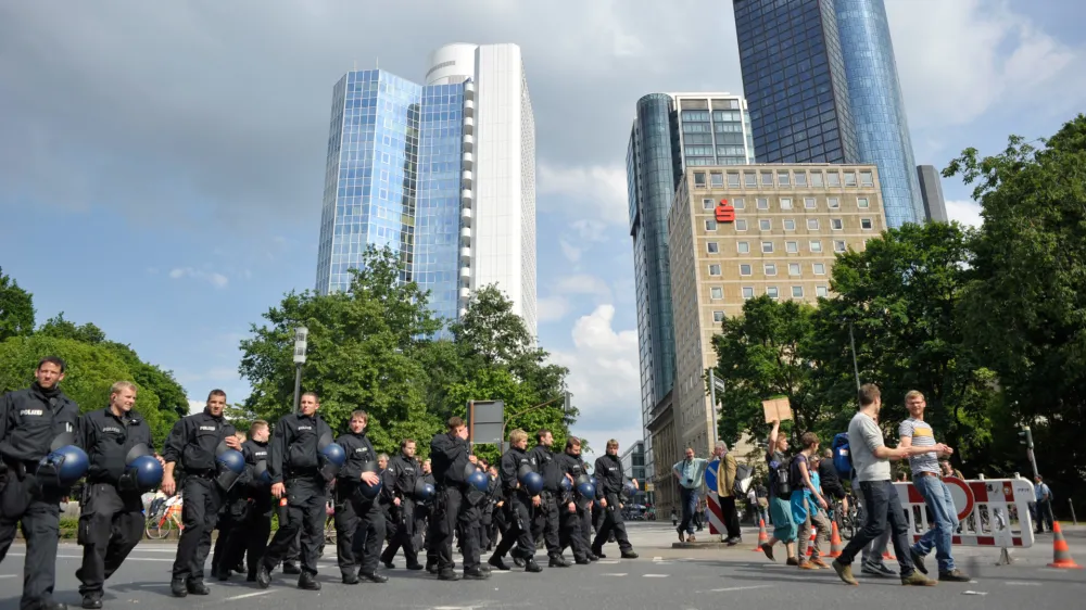 - ilustrativna fotografija- banka Sparkasse, policija, policijski nadzor, policijska preiskava, začita bank- mednarodni protesti proti varčevalnim ukrepom, "Blockupy Frankfurt"//FOTO: Toma Zajelnik