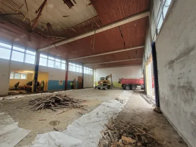 Te dni bodo v sklopu preureditve Osnovne &scaron;ole Menge&scaron; ru&scaron;ili staro
telovadnico.