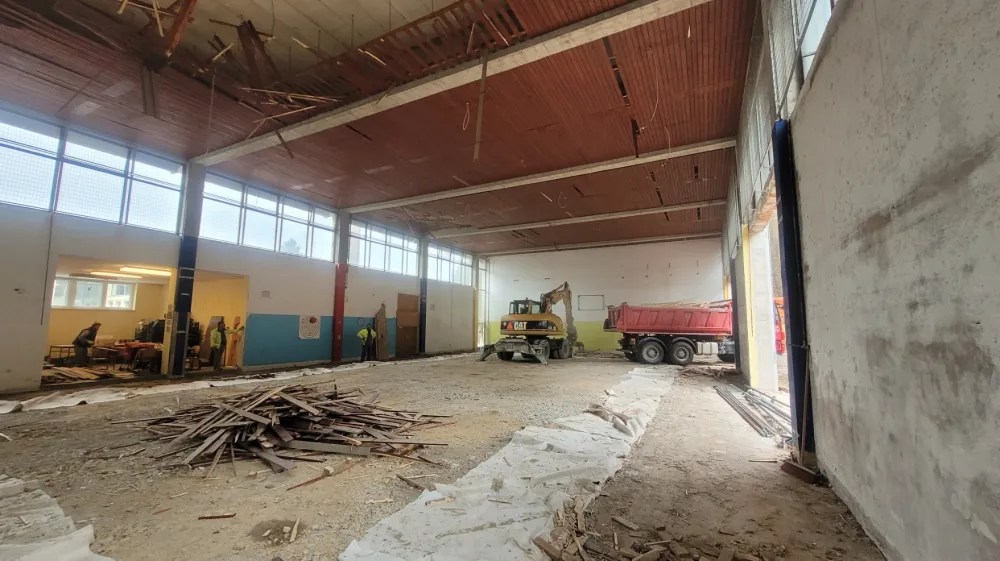 Te dni bodo v sklopu preureditve Osnovne &scaron;ole Menge&scaron; ru&scaron;ili staro
telovadnico.