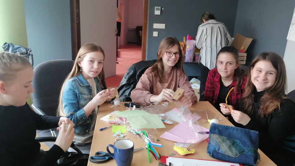 13. dneva sprememb, ki so namenjeni ranljivim skupinam, medsebojnemu in medgeneracijskemu povezovanju ter sodelovanju, so na&scaron; medgeneracijski center v torek, 5.4.2022, obiskali učenci O&Scaron; Janka Glazerja Ru&scaron;e. Učenci so peli, igrali na instrumente, recitirali, skupaj smo zaplesali, se družili in si izmenjali darila. S čudovitim, ganljivim programom, ki so ga pripravili posebej za ta dan, so pokazali, da pregovor &raquo;NA MLADIH SVET STOJI&laquo; &scaron;e kako drži. Zavod Rast Ru&scaron;e