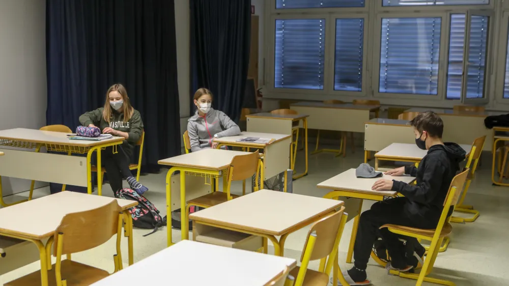 učenci ponovno v oli - 15.02.2021  Osnovna ola O Beigrad - zaradi bolje epidemioloke slike vrnitev vseh učencev k pouku v času epidemije koronavirus covid-19, Črtomirova ulica 12 v Ljubljani //FOTO. Luka Cjuha.