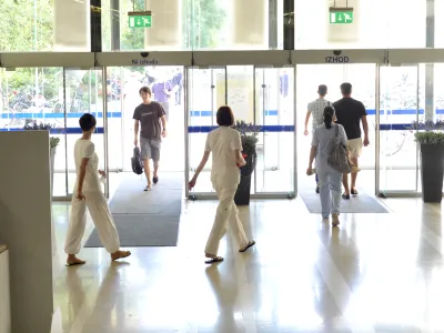 Ustavno sodi&scaron;če je razveljavilo 48. člen desetega interventnega zakona, ki bi za zdravnike in zobozdravnike zvi&scaron;al najvi&scaron;ji plačni razred, ki ga lahko dosežejo v sistemu plač javnega sektorja. F Q