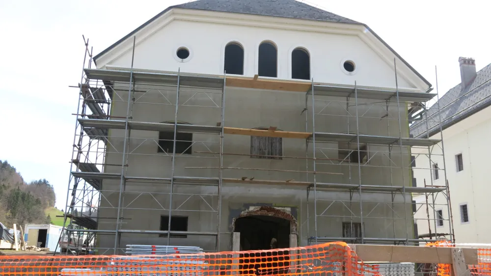 Na Tavčarjevi domačiji trenutno poteka obnova gospodarskega poslopja.