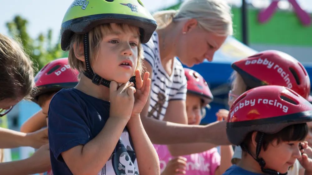 Čeprav jih ne nosijo vsi, so kolesarske čelade do 18. leta obvezne. Priporočajo jih tudi odraslim.