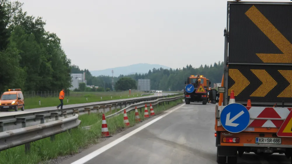 gorenjska avtocesta zaradi razsutega tovora zaprta