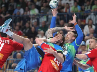 Slovenski rokometa&scaron;i (v modrih dresih) so po zelo slabi igri v Celju zasluženo izgubili proti Srbiji. Foto: Jaka Gasar