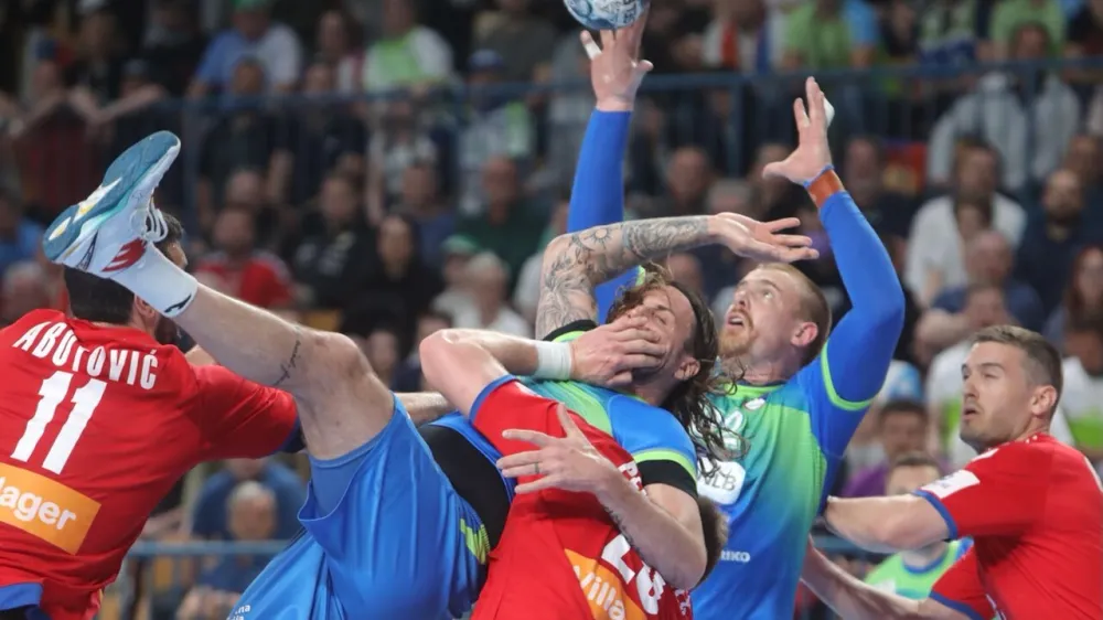 Slovenski rokometa&scaron;i (v modrih dresih) so po zelo slabi igri v Celju zasluženo izgubili proti Srbiji. Foto: Jaka Gasar