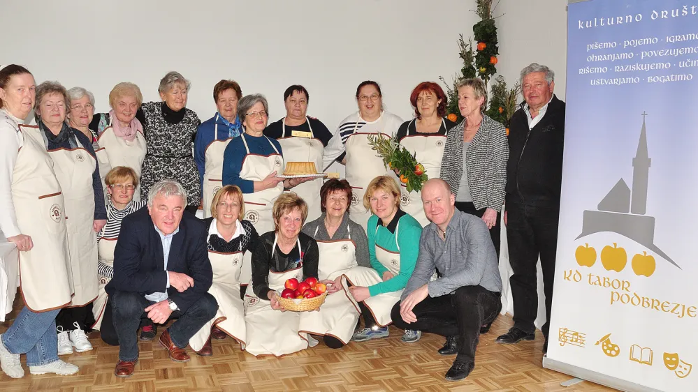 Mojstric peke Podbre&scaron;ke potice po uspe&scaron;no opravljenem izpitu leta 2018.&nbsp;