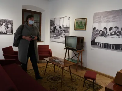 Razstavo GO S50-60 o Novi Gorici in njenih prebivalcih v 50. in 60. letih dvajsetega stoletja je Gori&scaron;ki muzej postavil na Gradu Kromberk.