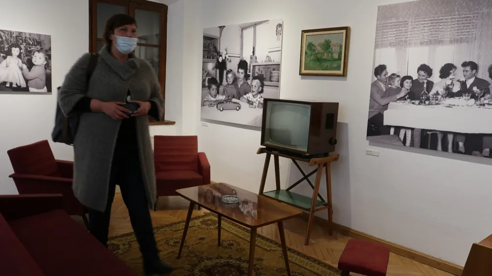 Razstavo GO S50-60 o Novi Gorici in njenih prebivalcih v 50. in 60. letih dvajsetega stoletja je Gori&scaron;ki muzej postavil na Gradu Kromberk.