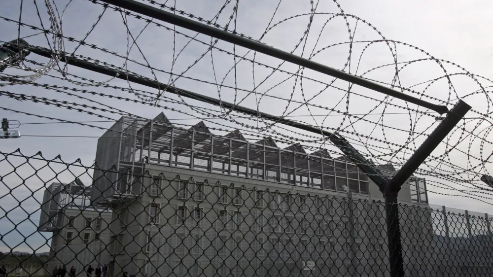 Prezaseden je tudi največji slovenski zapor na Dobu. Zapor je predviden za namestitev 468 obsojencev, trenutno pa je tam zaprtih 491 ljudi.&nbsp;