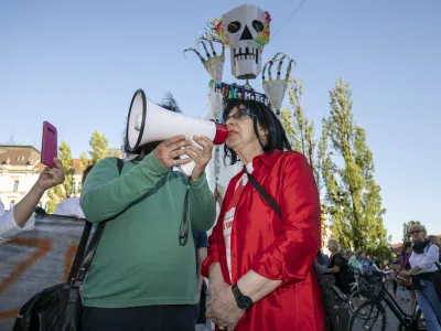 Svetlana Makarovič- protestniki sestopili s koles in protestirali pe -&nbsp;- 12.06.2020  protest na Preernovem trgu  protestni shod - demonstracije proti avtoritarnim, faistoidnim in militarističnim politikam -&nbsp;//FOTO: Matja Rut