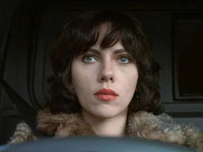 Skupina 60 britanskih filmskih kritikov je v anketi na pobudo britanskega kinematografa Massive Cinema za najbolj&scaron;i britanski film 21. stoletja proglasila Under The Skin režiserja Jonathana Glazerja. Film, v katerem Scarlett Johansson igra vesoljko, ki v telesu ženske v Glasgowu preži na mo&scaron;ke, je bil ob izidu leta 2013 progla&scaron;en za kinematografski neuspeh, a je bil opevan med kritiki. Na drugem mestu je pristal film Lynne Ramsay Morvern Callar iz leta 2022, na tretjem pa Paddington 2 Paula Kinga. 