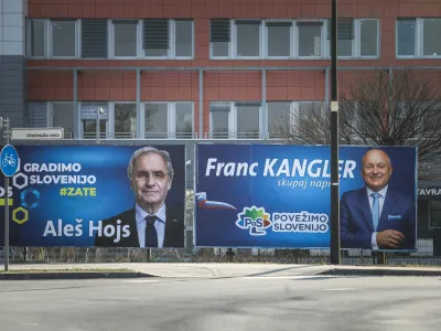 Notranji minister Ale&scaron; Hojs in državni sekretar Franc Kangler sta pred ministrstvom, generalno policijsko upravo in Nacionalnim preiskovalnim uradom, kjer ima politika v času tretje Jan&scaron;eve vlade izrazit vpliv, dala postaviti svoja plakata.