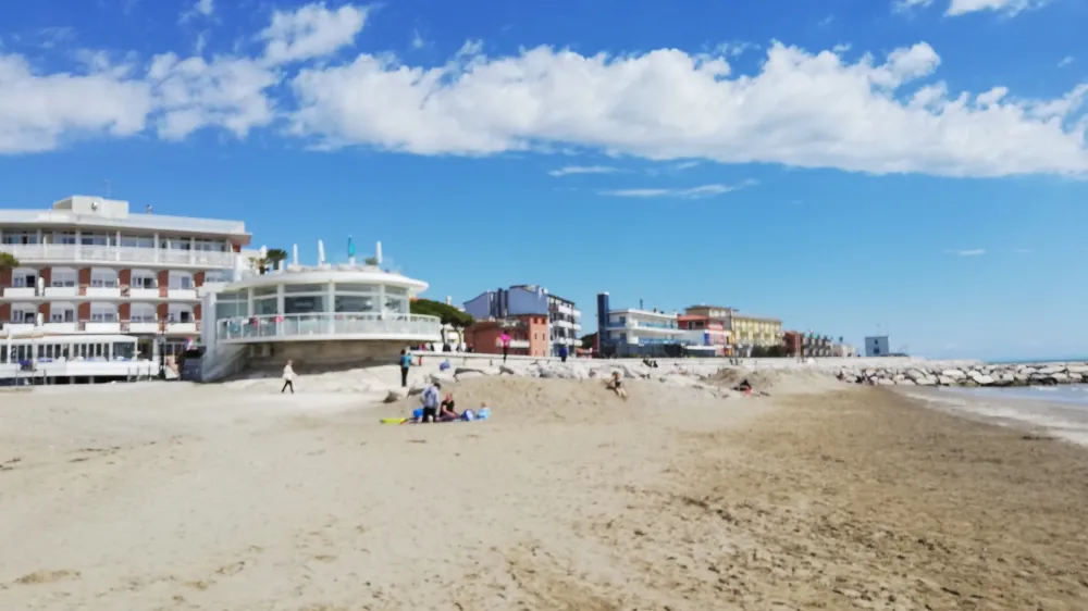 Mesto Caorle, barviti biser na poti do Benetk, ostaja prav zaradi svoje majhnosti neodkrita destinacija za dnevni spomladanski izlet. Čeprav smo Caorle obiskali v času Velike noči gneče na cesti in kasneje v samem mestu nismo začutili. Utrip obmorskega mesta, polnega življenja začuti&scaron; takoj, ko zapelje&scaron; na sam rob mesta in tu parkira&scaron; svoj avto. 
