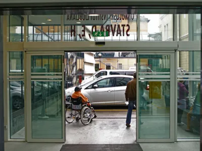 Med napovedanimi investicijami je tudi dograditev Onkolo&scaron;kega in&scaron;tituta. Gradnjo te bolni&scaron;nice so spremljale zamude in podražitve, težave z novimi prostori pa so se začele že pred vselitvijo.

&nbsp;