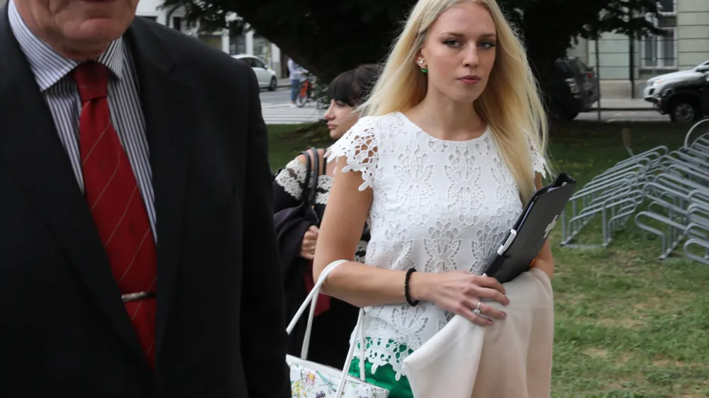 partnerka Abramova&nbsp;Julija Adle&scaron;ič, 0907.09.2020 &ndash; primer&nbsp;Odrezana&nbsp;roka&nbsp;&ndash; zaključne besede - sojenje za Gorazda 0 poColariča, Tinko Huskić&nbsp;Colarič, Sebastiena Abramova in Julijo Adle&scaron;ič, ki so obtoženi več&nbsp;kaznivih dejanj v primeru zavarovalni&scaron;ke goljufije z odrezano roko&nbsp;//FOTO: Bojan Velikonja